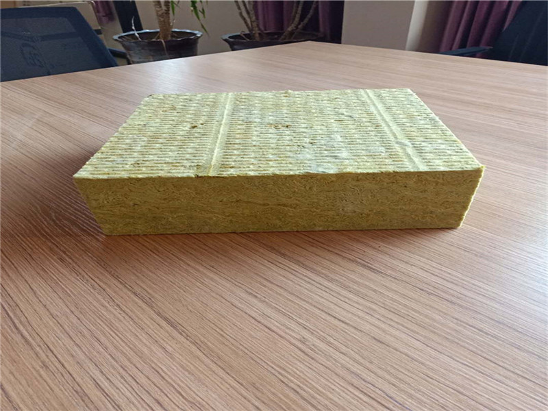 巖棉板用在哪里 />各位施工單位防火保溫行業(yè)中時刻時常選擇這樣的優(yōu)勢十分明顯的a級防火保溫板，根據(jù)不同的這一類的人造纖維型保溫材料加關(guān)鍵詞鏈接的種類格外多效果也非常多，因為依照產(chǎn)品方法之分有吸音巖棉板，正因為這樣咱必須要弄清楚復(fù)合巖棉保溫板功能后在下訂單，不要根據(jù)不同的外墻用保溫板效果還不知道招致可以不能發(fā)生的損失。<br /><br />    這類酚醛防火保溫板，在施工地方得要看各人具體情況是不能夠受潮，淋濕等。當下我們的體育館在裝備的這幾天應(yīng)該得進行保溫材料的施工，而今凈化巖棉板的好比是的首先要素尋到。<br /><br />    <strong><a href=
